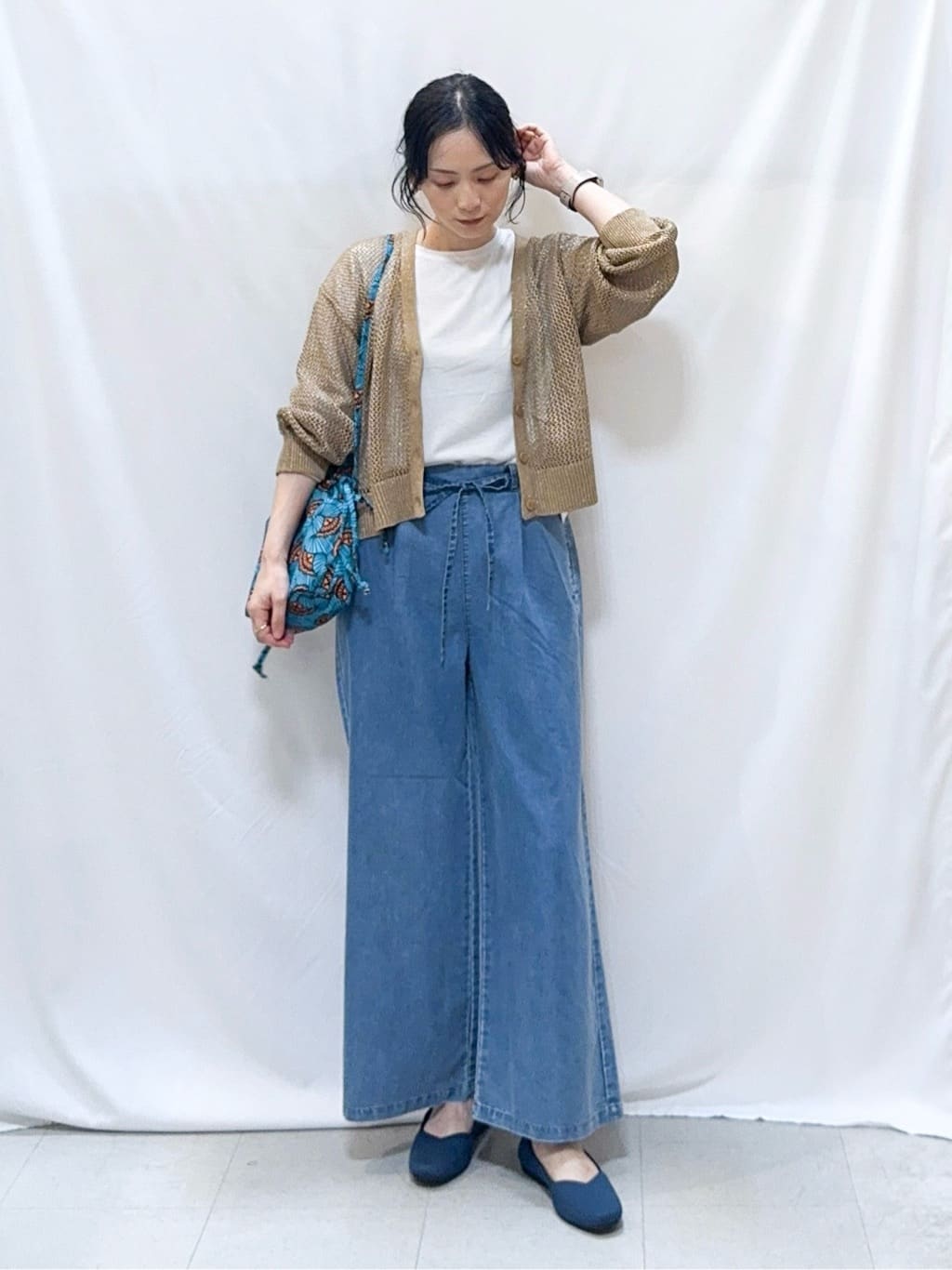 𝐇𝐢𝐫𝐨𝐦𝐢さんの「SHOO･LA･RUE｜【セットアップ可/S-LL】リボン付き イージーワイドデニムパンツ」を使ったコーディネート