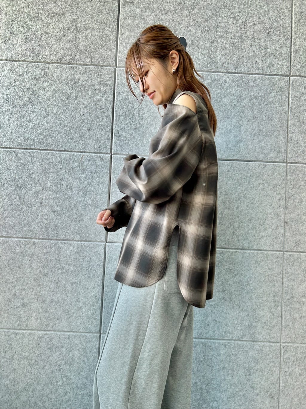 harunaさんの「CODE A｜shadow check over shirt」を使ったコーディネート