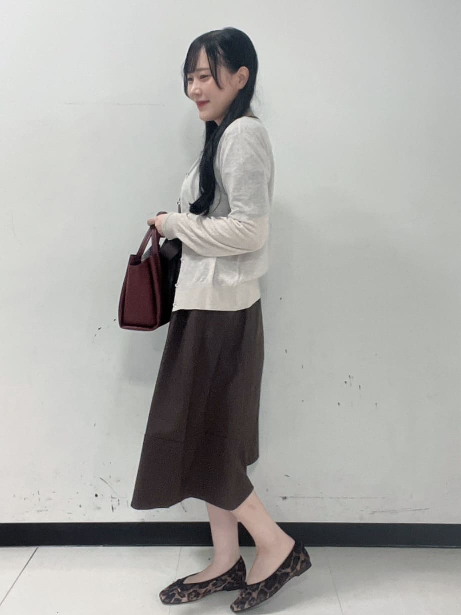 Hitomiさんの「index｜《7色展開／XS-LLサイズ》ビジューボタンクルーネックカーディガン【洗濯機洗い可】」を使ったコーディネート