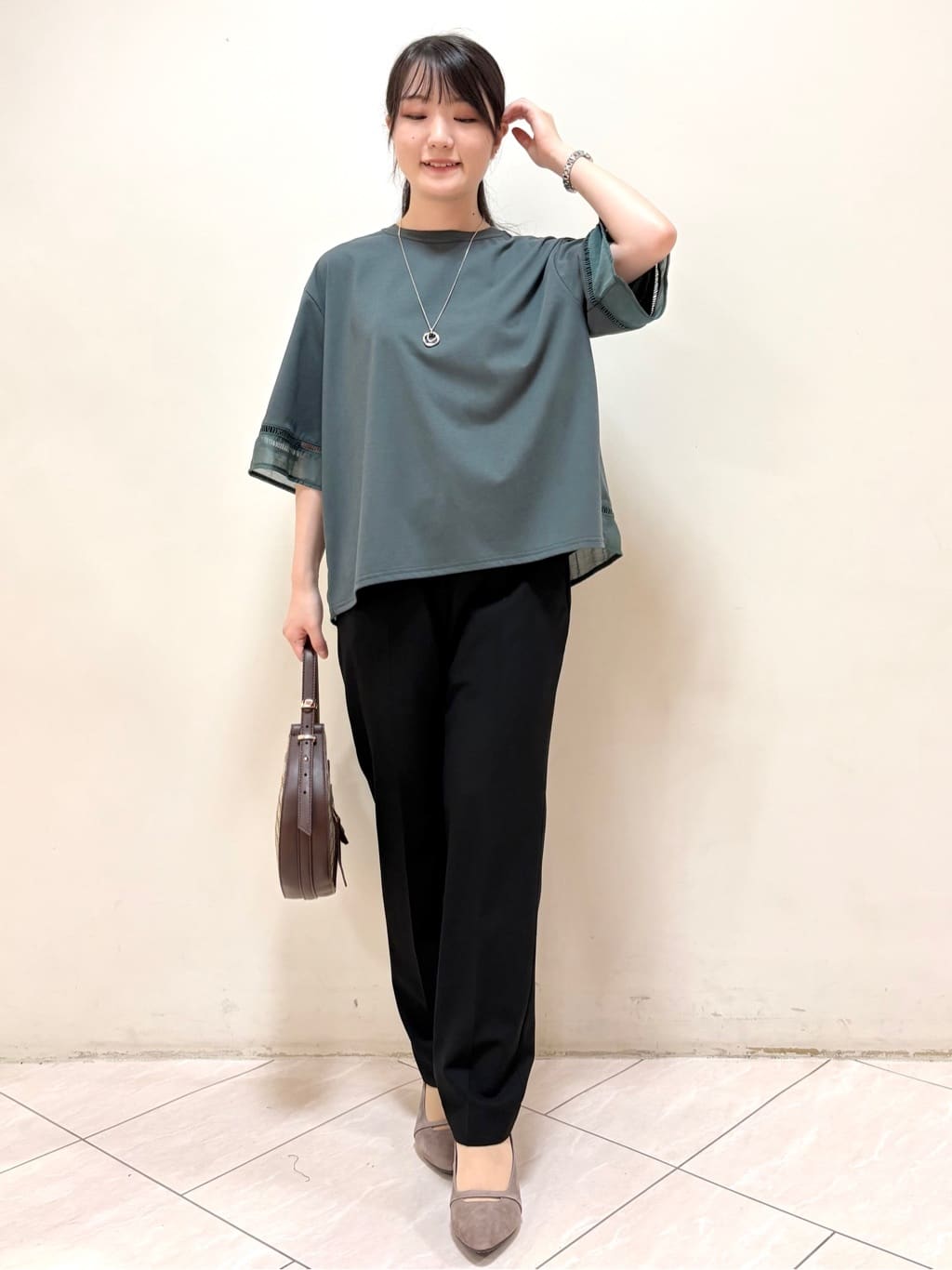 mikiさんの「Reflect｜【E‐QUALITY／体型カバー】シアー&times;レースデザインプルオーバー」を使ったコーディネート