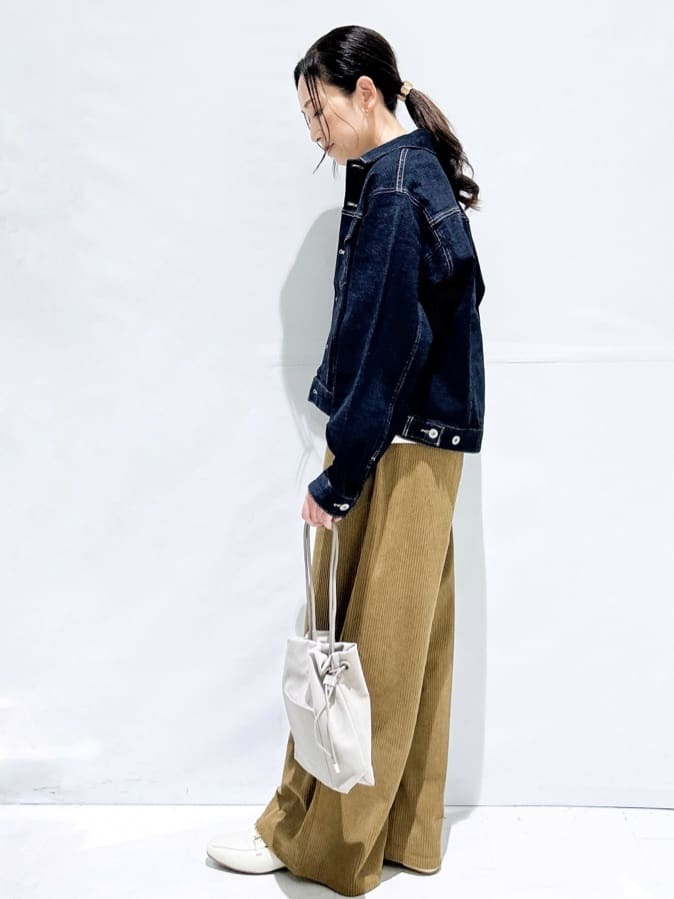 NAOさんの「OPAQUE.CLIP｜メタリック刺繍ロゴTシャツ【接触冷感／洗濯機洗い可】」を使ったコーディネート