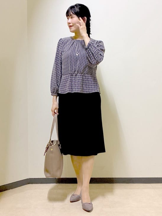  beni_gingerさんの「Reflect｜【きちんと見え／セットアップ可／通勤におすすめ◎】ペプラムプリントブラウス」を使ったコーディネート