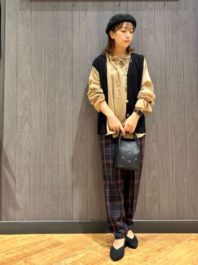 meiさんの「SHOO･LA･RUE｜【S-LL】ゴールドボタンが上品 大人のニットベスト」を使ったコーディネート