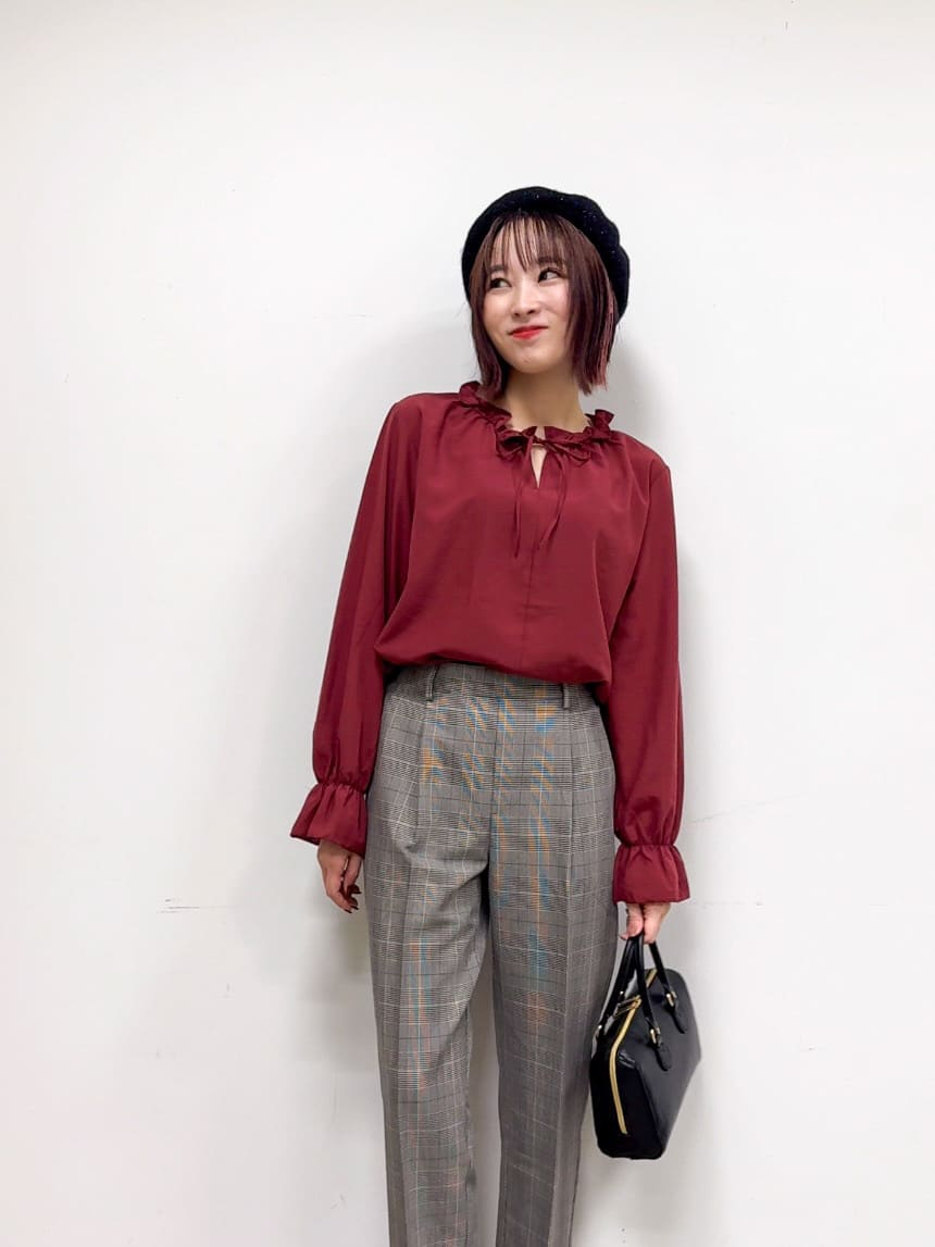 𝐜𝐡𝐢𝐤𝐚さんの「SHOO･LA･RUE｜【高レビュー/SS-LL/美脚シルエット】すっきりきれい見え テーパードパンツ」を使ったコーディネート