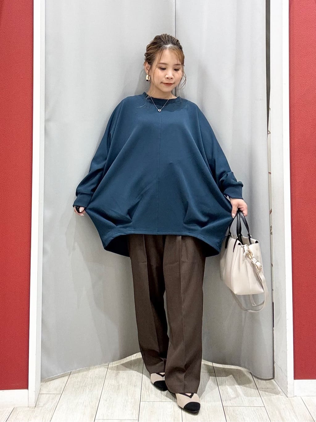 shioさんの「SHOO･LA･RUE｜【S-LL/体型カバー】とろみ感が心地よい 裾タック ドルマンチュニック」を使ったコーディネート