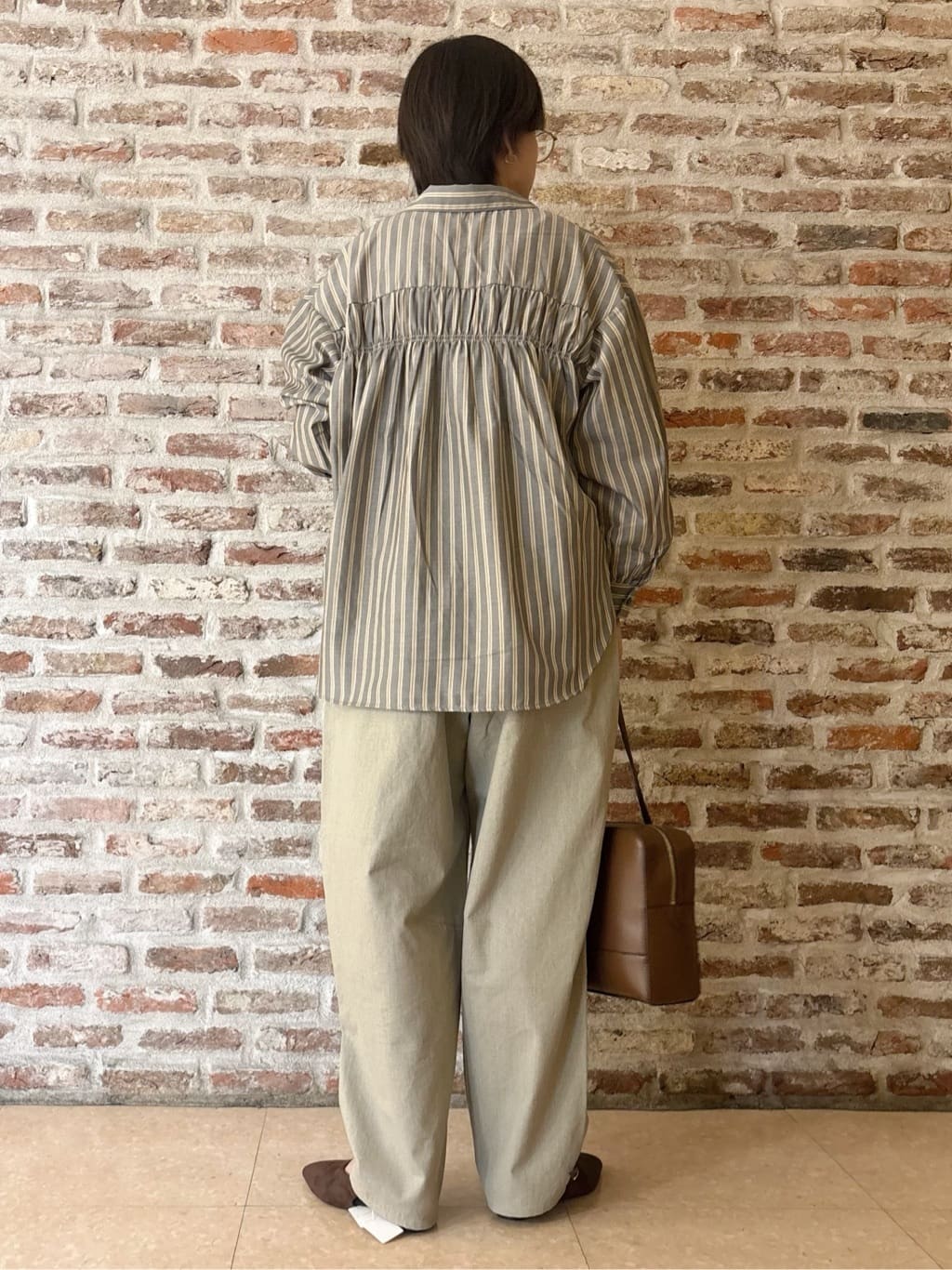 しばさんの「THE SHOP TK｜【後ろ姿もサマになる】ストライプ バックシャーリングシャツ/体型カバー/洗える」を使ったコーディネート