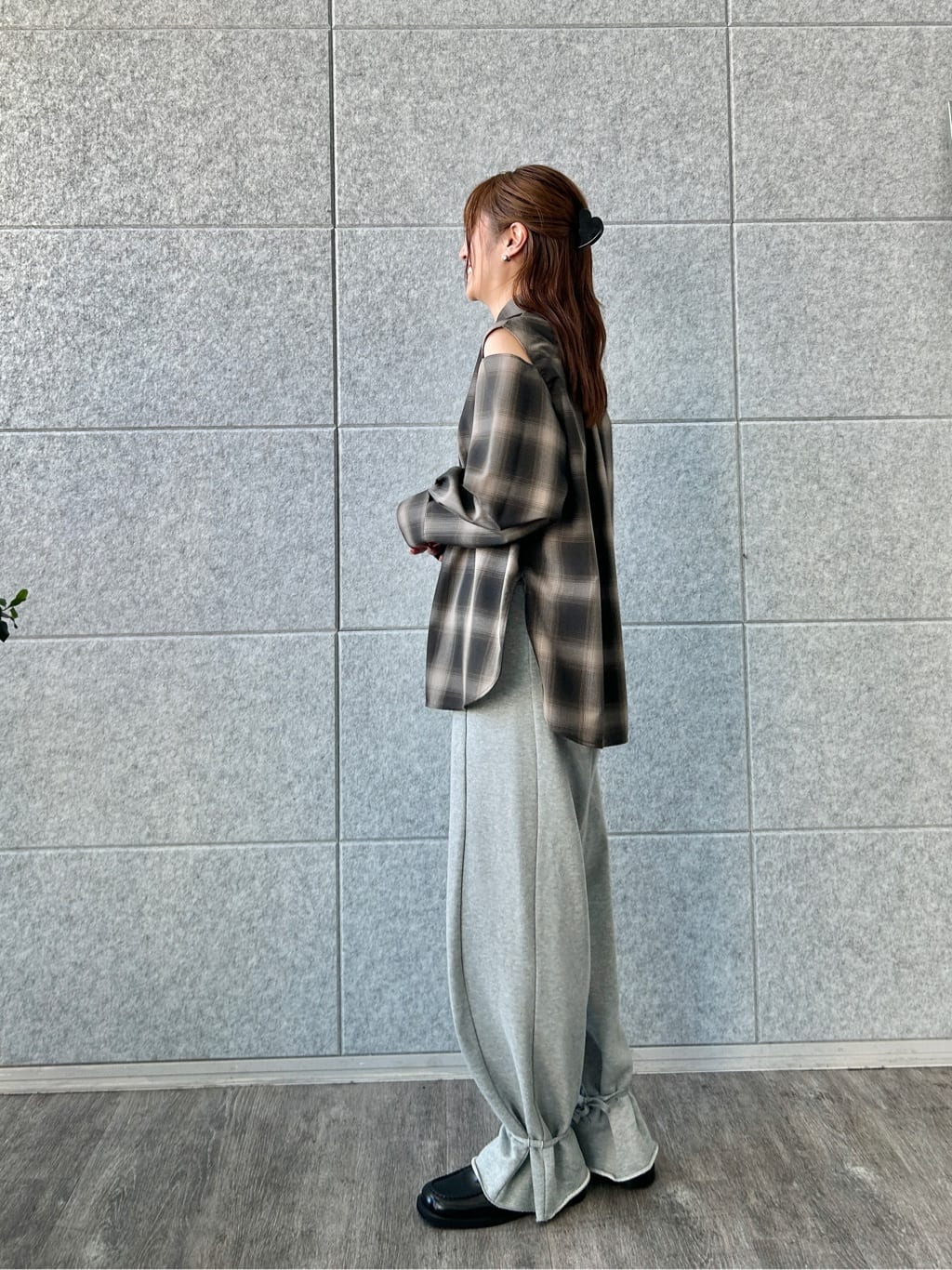 harunaさんの「CODE A｜shadow check over shirt」を使ったコーディネート
