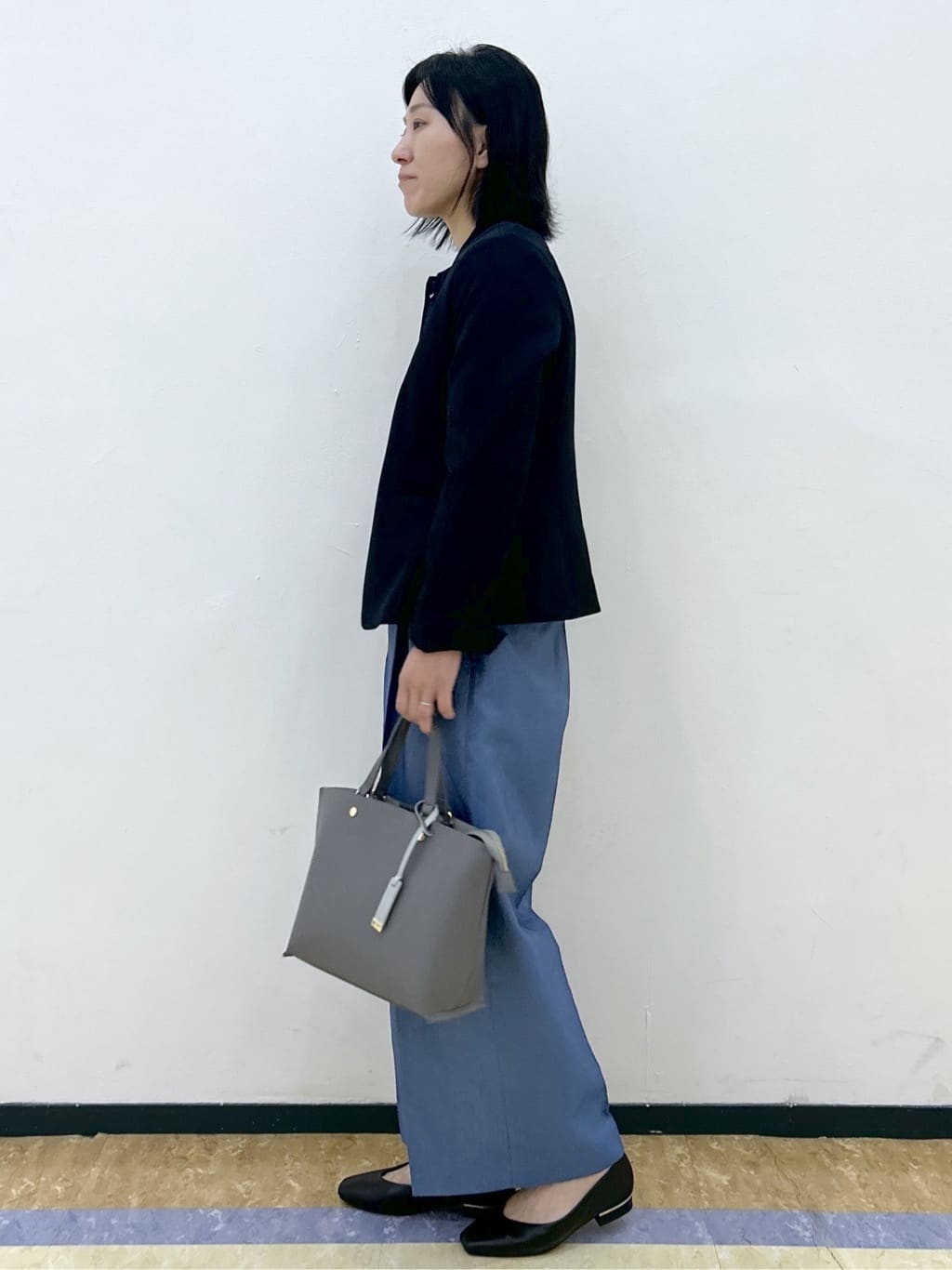 su.さんの「index｜【抗菌防臭加工／生活防水】メタルパーツVフラットパンプス」を使ったコーディネート