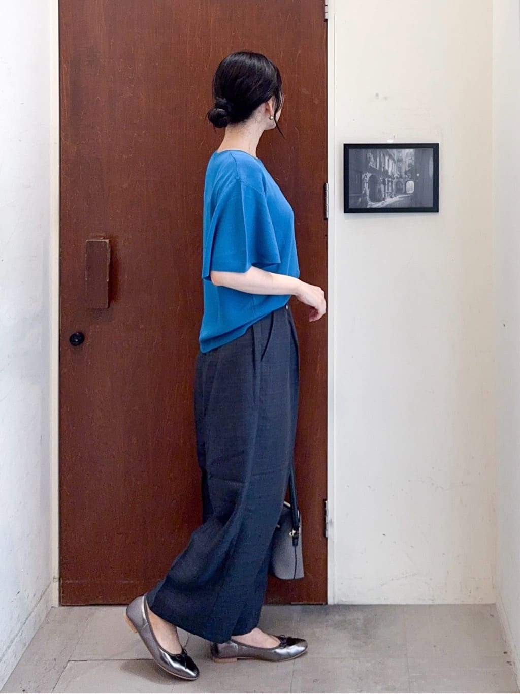 𝐇𝐢𝐫𝐨𝐦𝐢さんの「SHOO･LA･RUE｜【S-LL/洗濯後しわになりにくい】ゴールドパーツできれい見え 麻調タックワイドパンツ」を使ったコーディネート