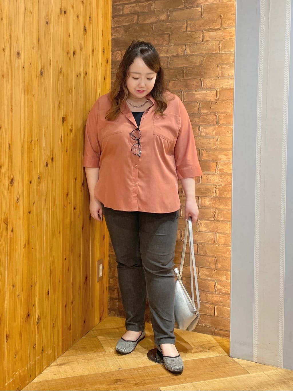 Risaさんの「SHOO･LA･RUE｜【S-LL/洗濯後しわになりにくい】コットン風 前あきドルマンブラウス」を使ったコーディネート