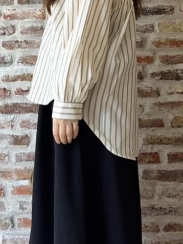 tokiさんの「THE SHOP TK｜【後ろ姿もサマになる】ストライプ バックシャーリングシャツ/体型カバー/洗える」を使ったコーディネート