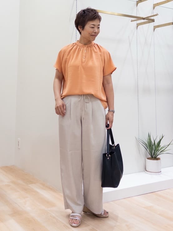 シュウコさんの「grove｜キレイも動きやすさも　美脚見えハイパーストレッチパンツ」を使ったコーディネート