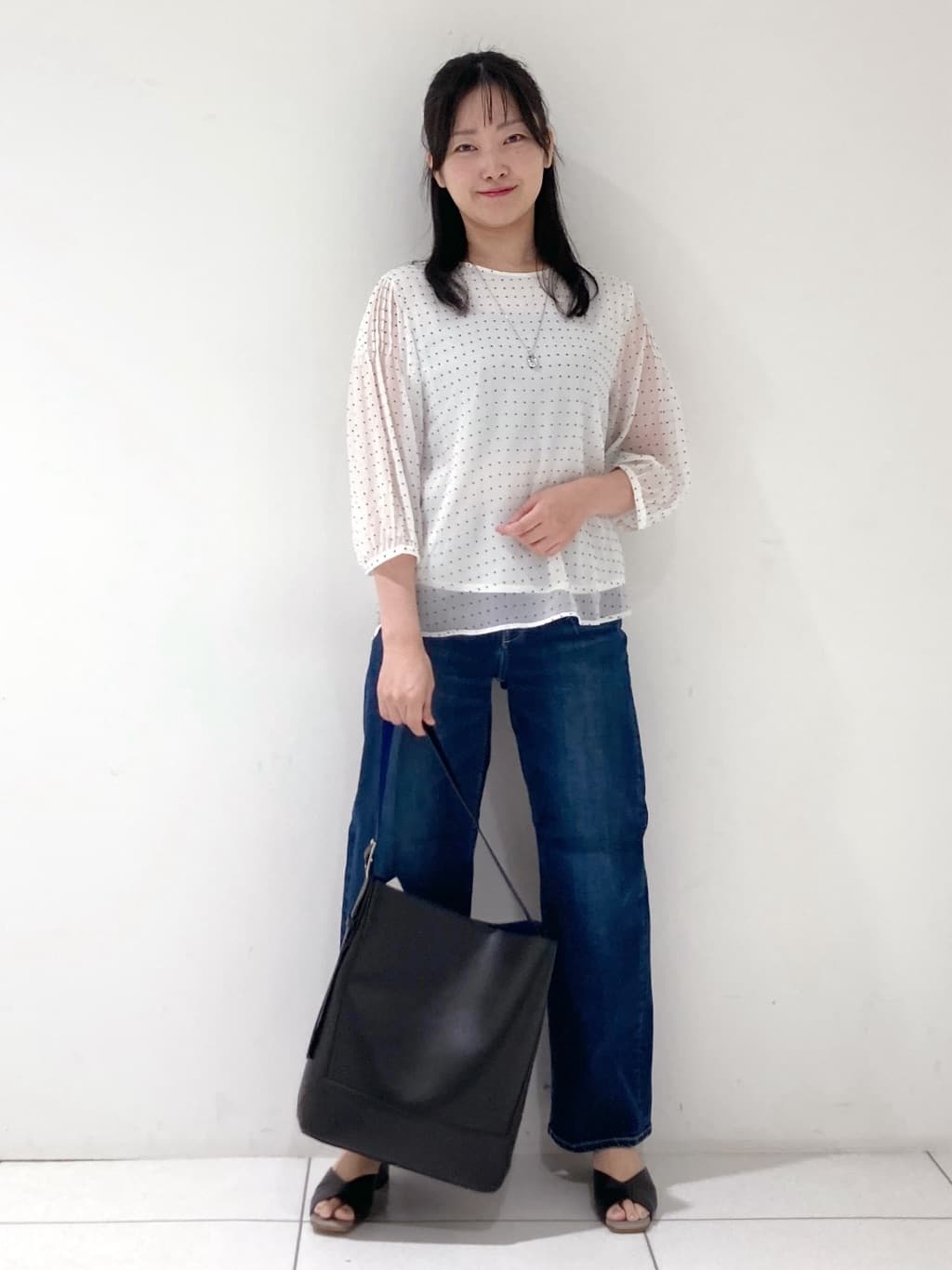momokoさんの「INDIVI｜【褒められデニム】ワイドストレート デニムパンツ」を使ったコーディネート