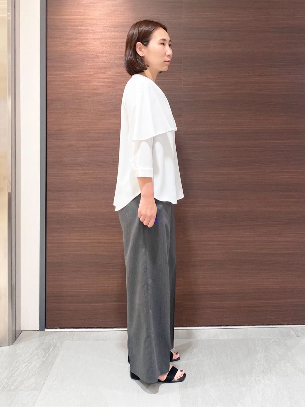 YUKARIさんの「INDIVI｜【羽織りとしても活躍！】ケープカラーブラウス」を使ったコーディネート