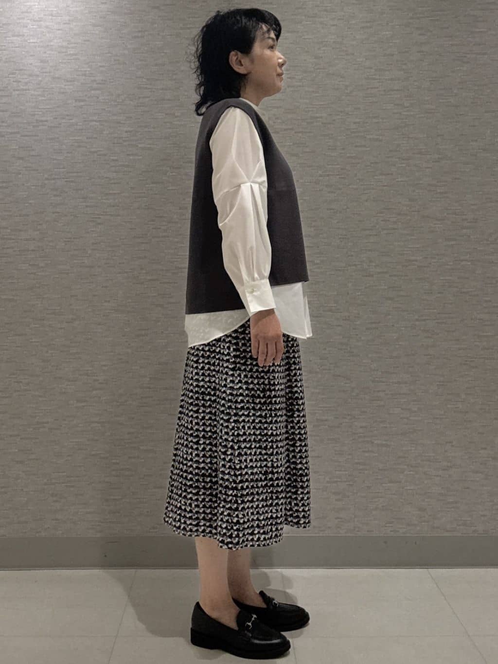 KOJIMAさんの「Reflect｜【ニットスタイルが華やかに◎】チドリ風プリントフレアスカート」を使ったコーディネート