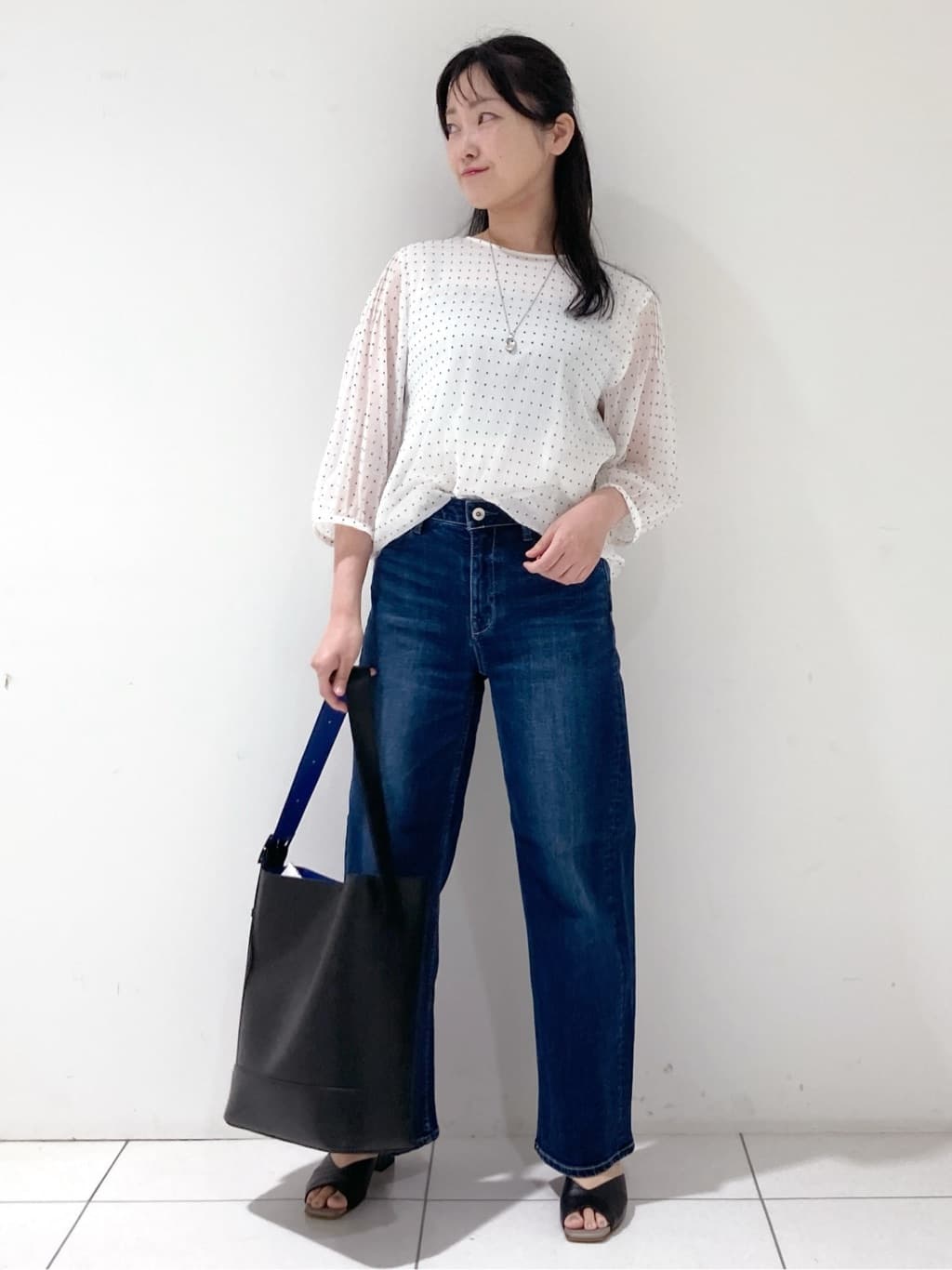 momokoさんの「INDIVI｜【褒められデニム】ワイドストレート デニムパンツ」を使ったコーディネート