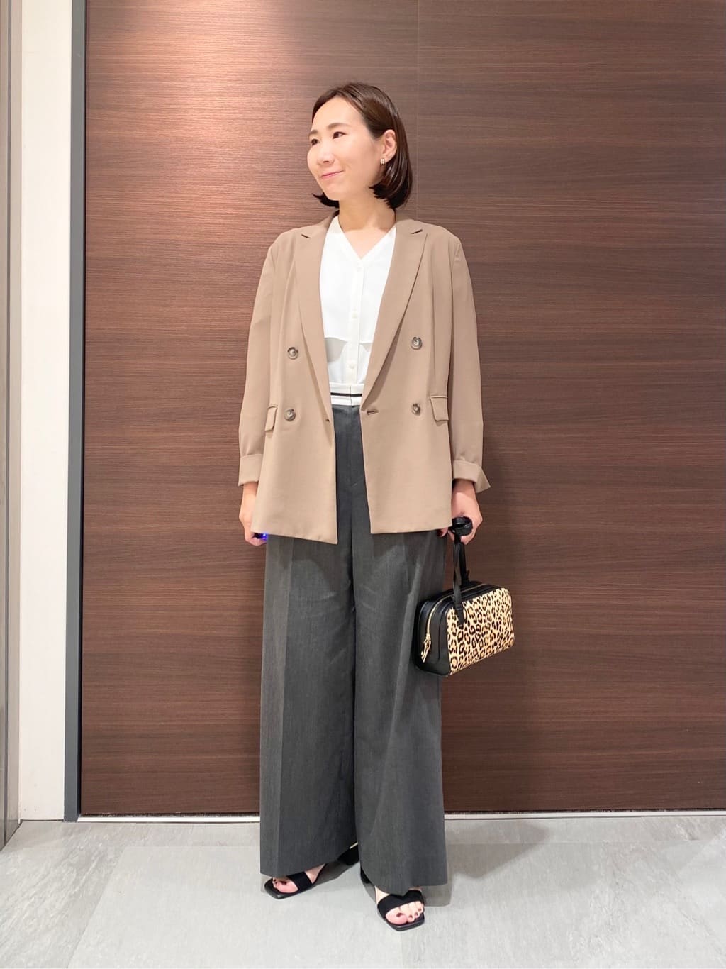 YUKARIさんの「INDIVI｜【羽織りとしても活躍！】ケープカラーブラウス」を使ったコーディネート