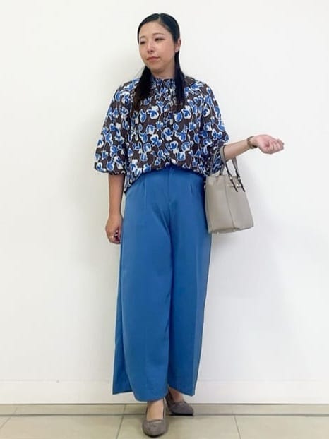 chisaさんの「Reflect｜【ジャケットのインナーにおすすめ◎】花柄タックデザインブブラウス」を使ったコーディネート