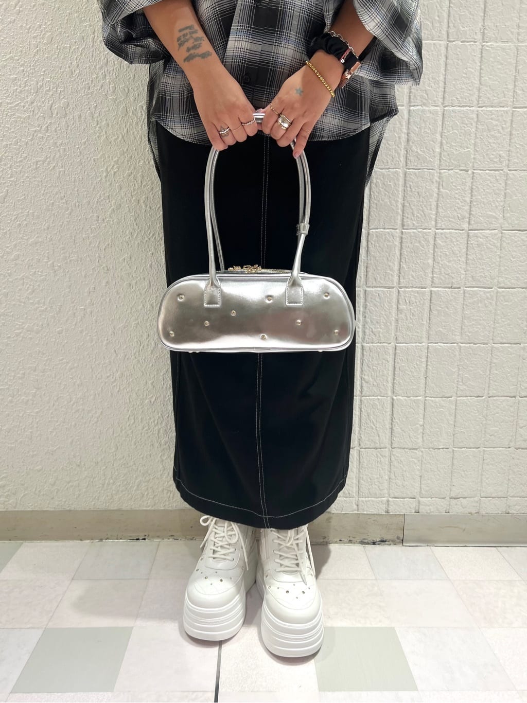 TAKAさんの「ESPERANZA｜【EC先行販売】きゅんフィット厚底フラットキルティングスタッズスニーカー」を使ったコーディネート