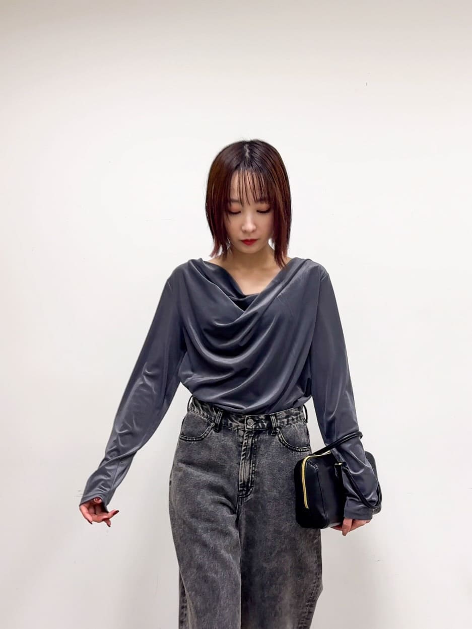 𝐜𝐡𝐢𝐤𝐚さんの「SHOO･LA･RUE｜【S-LL】ベロア調ドレープデザインカットソー」を使ったコーディネート