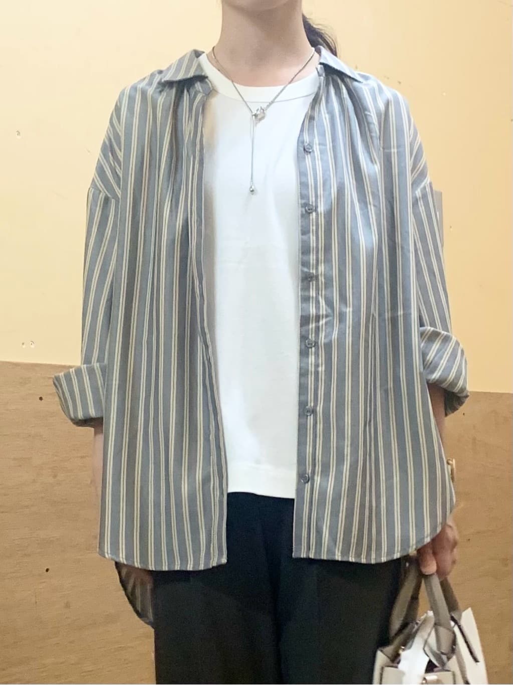 sahoさんの「THE SHOP TK｜【後ろ姿もサマになる】ストライプ バックシャーリングシャツ/体型カバー/洗える」を使ったコーディネート