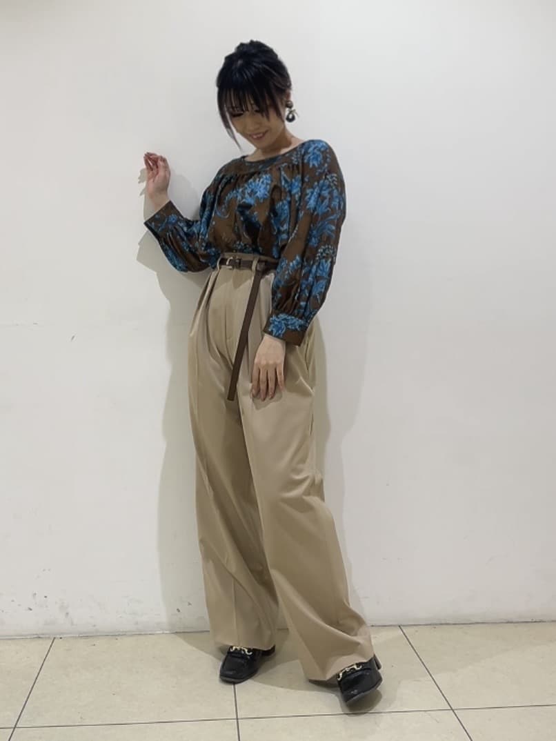 watanabeさんの「UNTITLED｜【洗える/セットアップ可能】オーナメントフラワー ブラウス」を使ったコーディネート