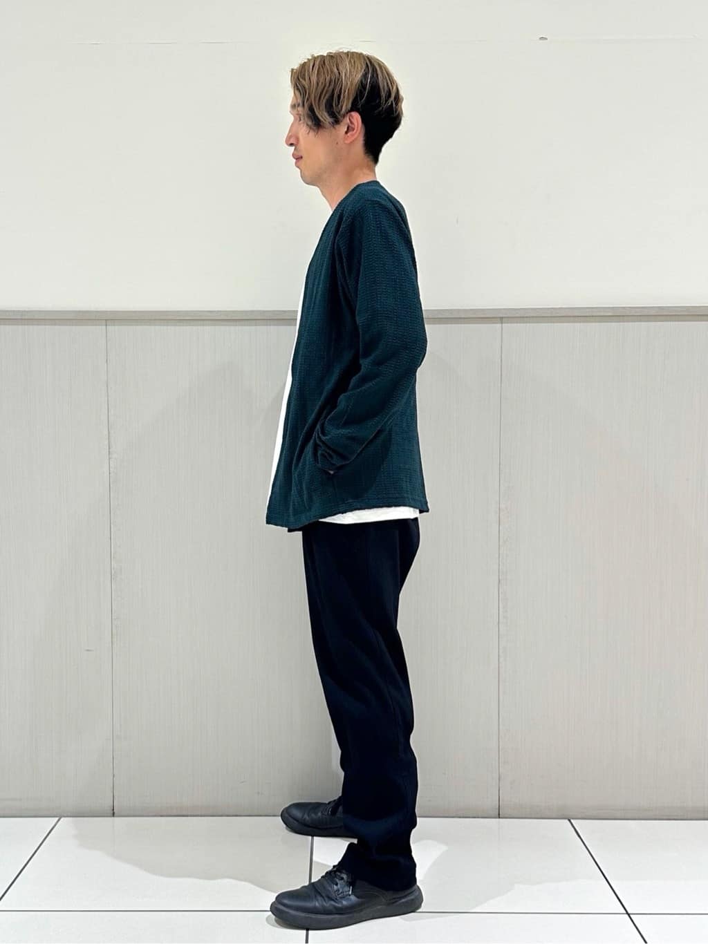tomoyaさんの「THE SHOP TK｜【セットでお買い得！！】長袖カーディガン＋半袖Tシャツ　洗濯機OK/吸水速乾(Tシャツのみ)」を使ったコーディネート