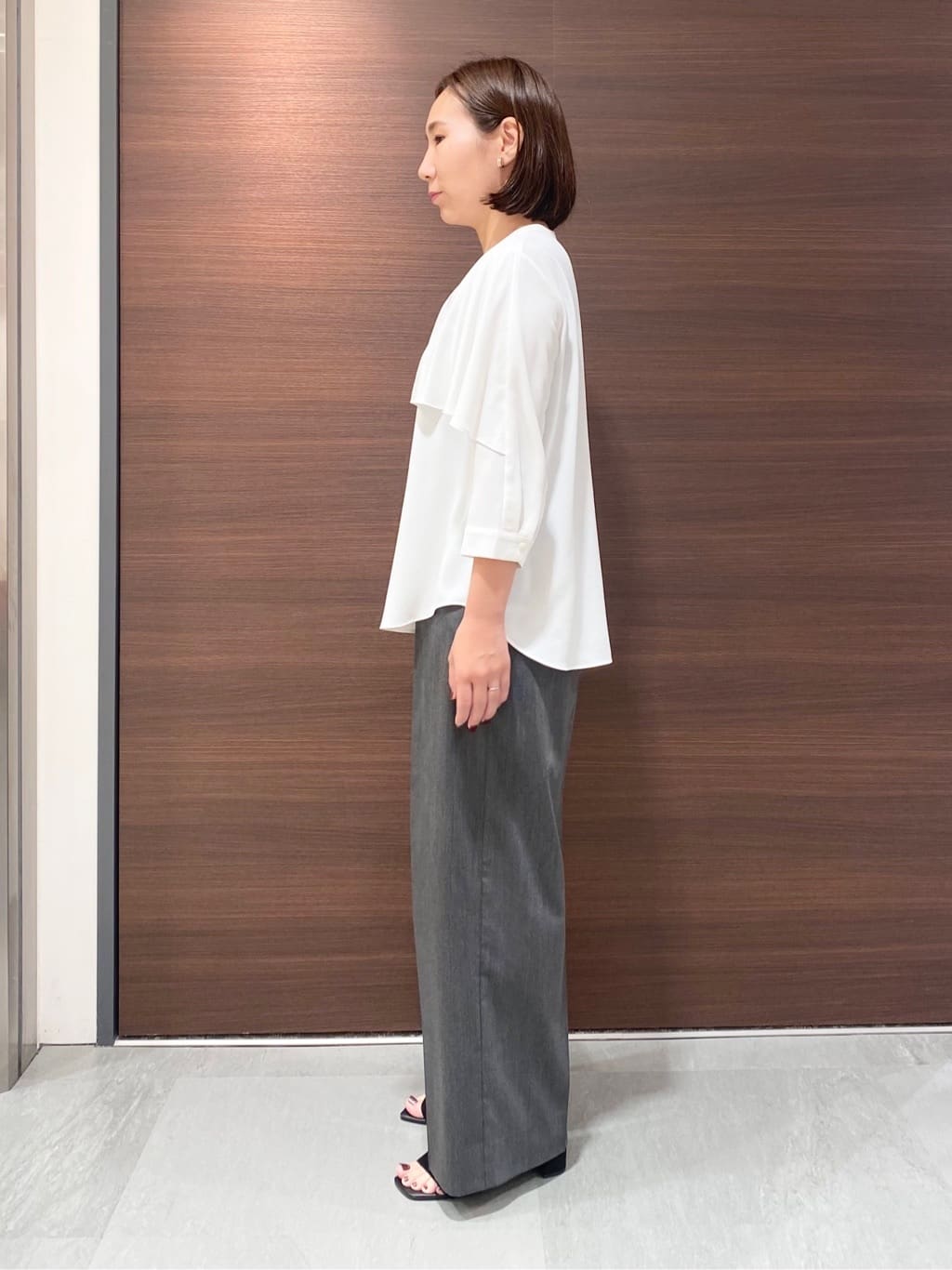 YUKARIさんの「INDIVI｜【羽織りとしても活躍！】ケープカラーブラウス」を使ったコーディネート