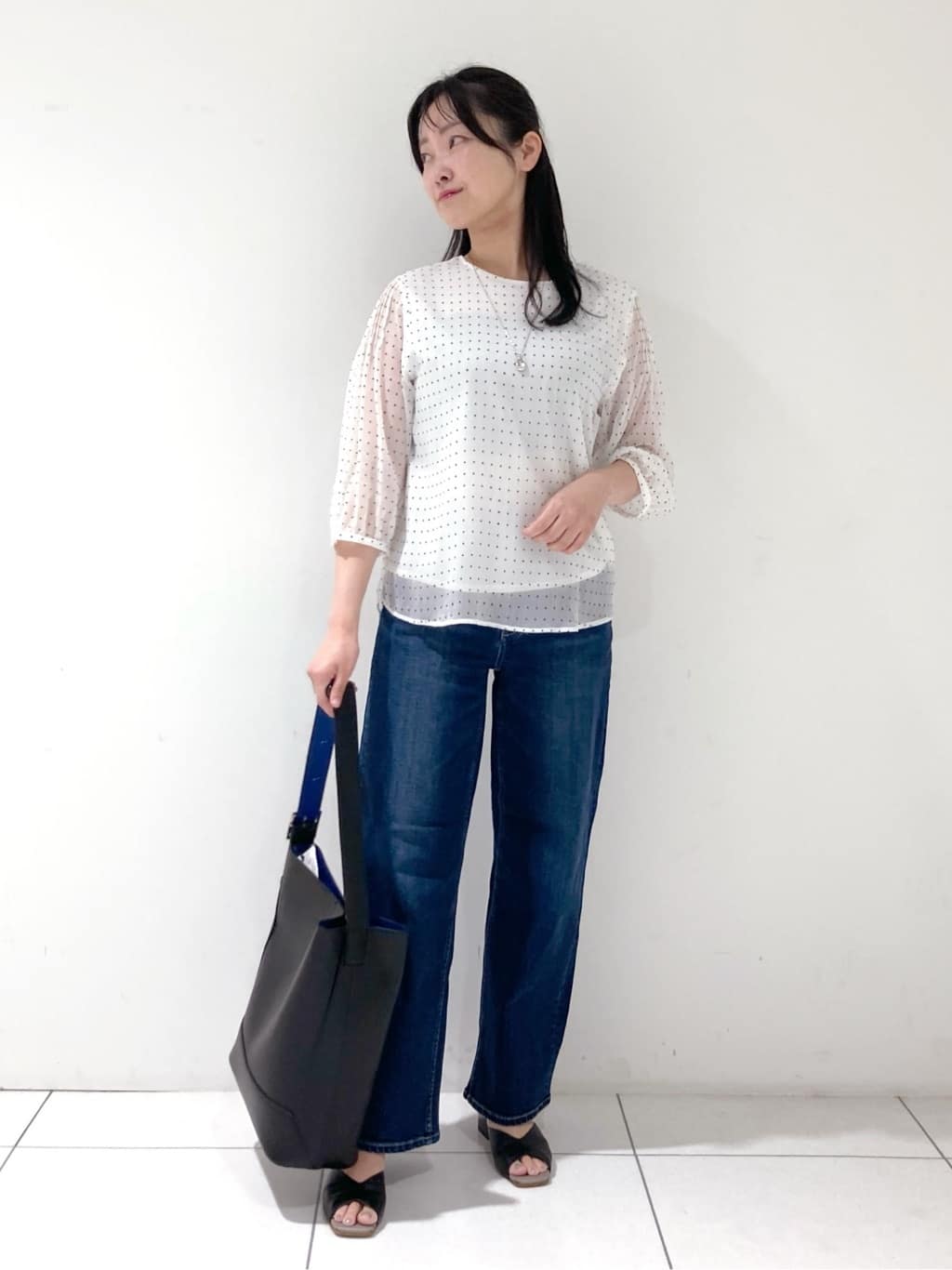 momokoさんの「INDIVI｜【褒められデニム】ワイドストレート デニムパンツ」を使ったコーディネート