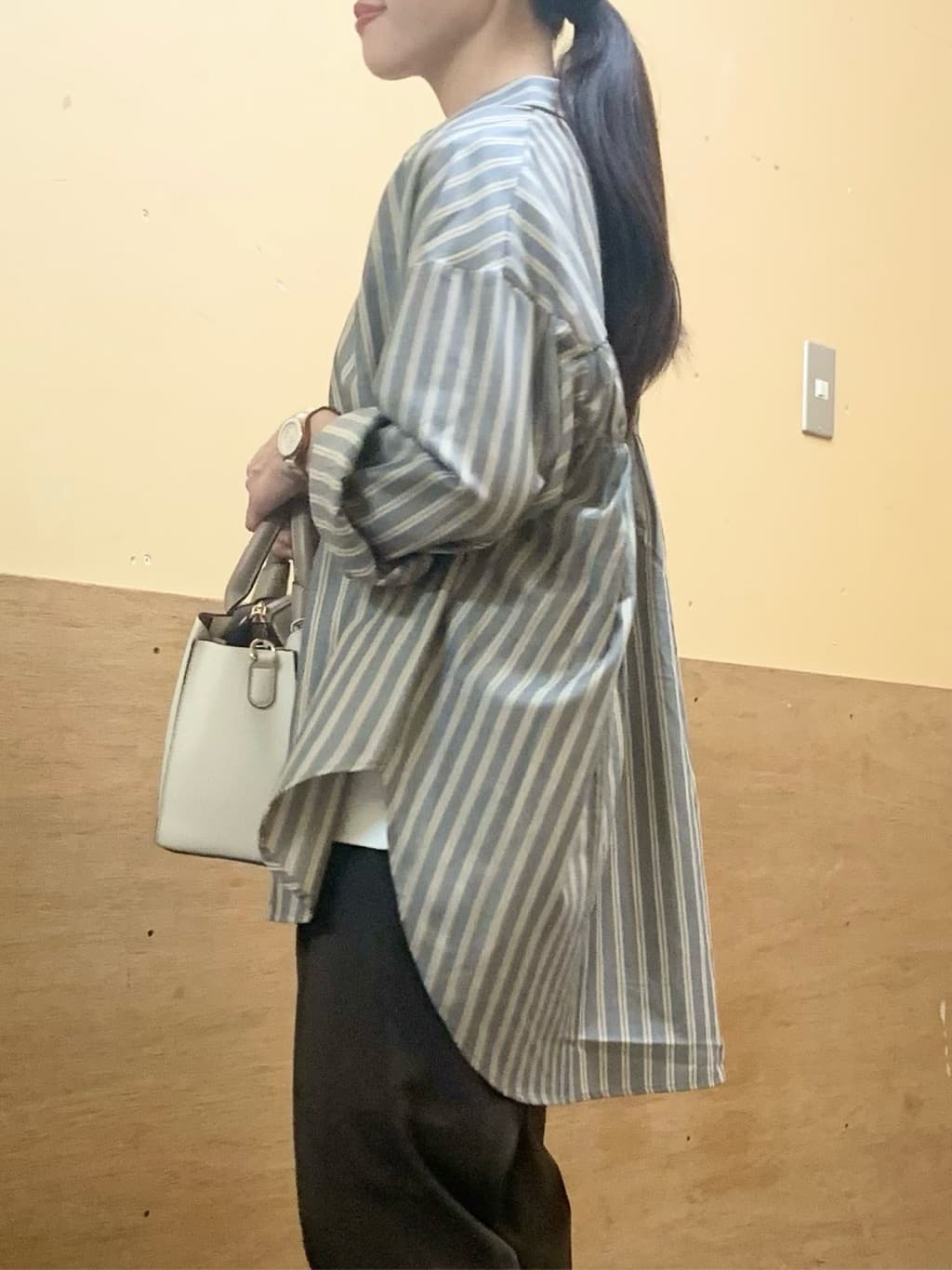 sahoさんの「THE SHOP TK｜【後ろ姿もサマになる】ストライプ バックシャーリングシャツ/体型カバー/洗える」を使ったコーディネート