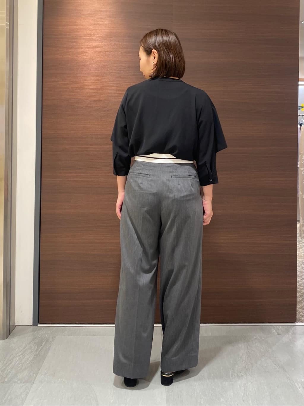 YUKARIさんの「INDIVI｜【羽織りとしても活躍！】ケープカラーブラウス」を使ったコーディネート