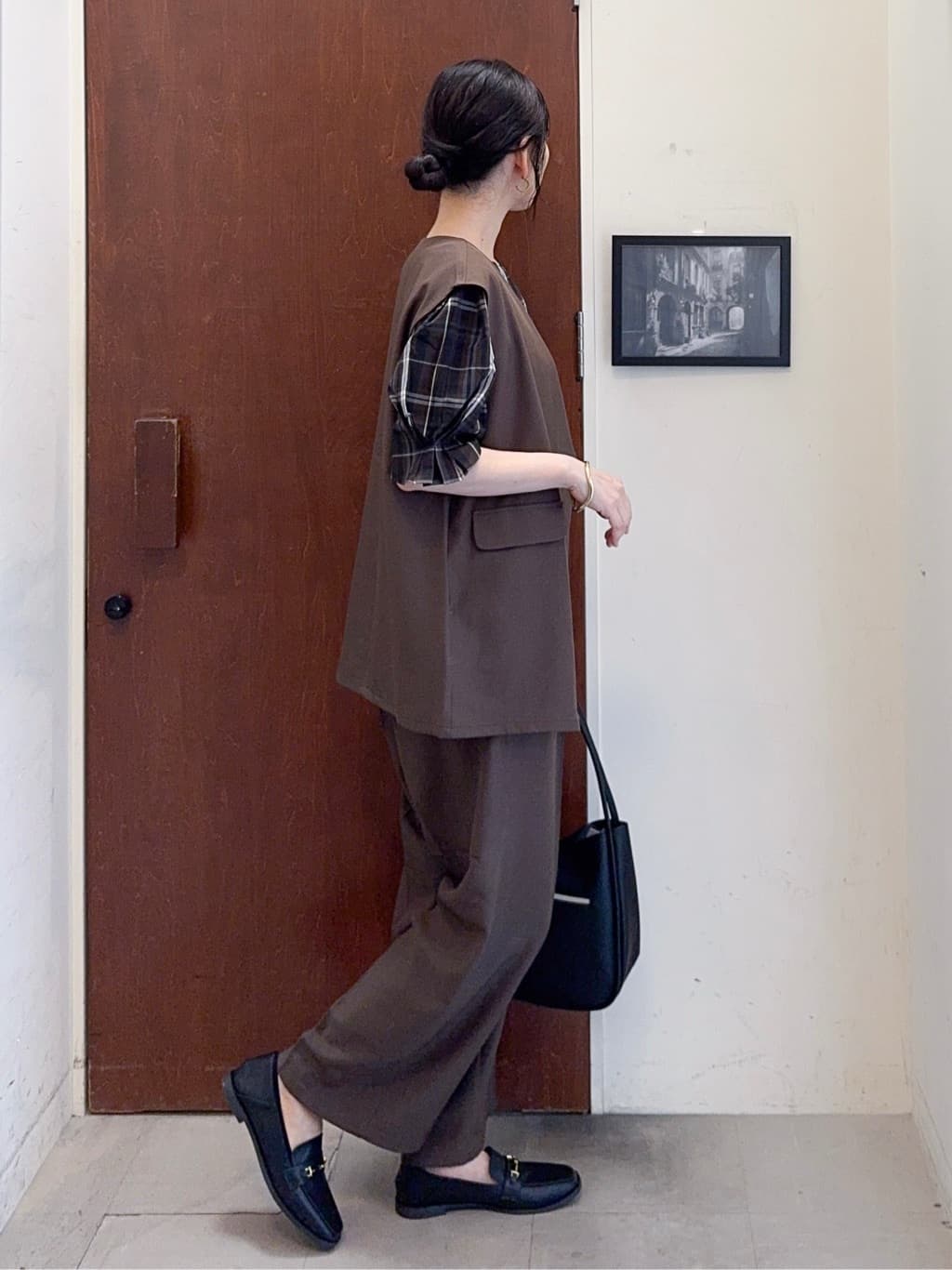 𝐇𝐢𝐫𝐨𝐦𝐢さんの「SHOO･LA･RUE｜【S-LL/5分袖】お袖タックできれいに魅せる 大人のチェックブラウス」を使ったコーディネート