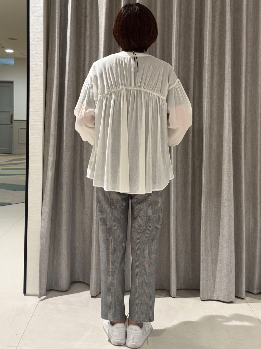 Satさんの「COUP DE CHANCE｜【手洗い可／日本製／ストレッチ】定番センタープレス入りパンツ」を使ったコーディネート