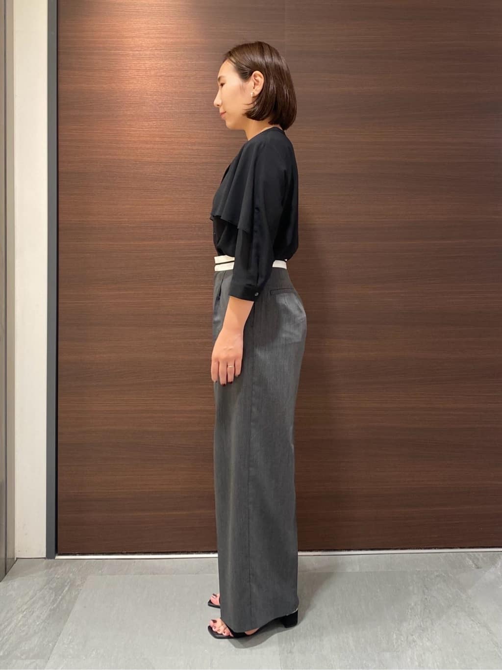 YUKARIさんの「INDIVI｜【羽織りとしても活躍！】ケープカラーブラウス」を使ったコーディネート