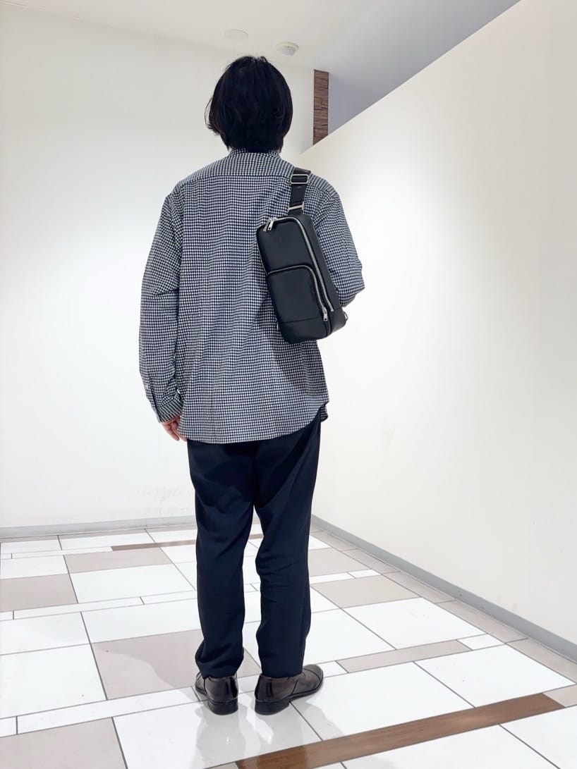 及川さんの「TAKEO KIKUCHI｜【抗菌防臭/シーズンレス】シアサッカーギンガムチェック ストレッチシャツ」を使ったコーディネート