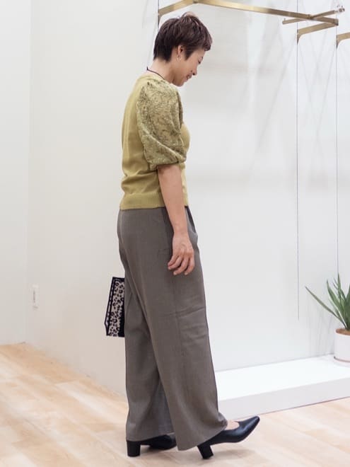 シュウコさんの「grove｜【二の腕カバー】繊細さと上品さをまとう袖刺繍プルオーバーニット」を使ったコーディネート