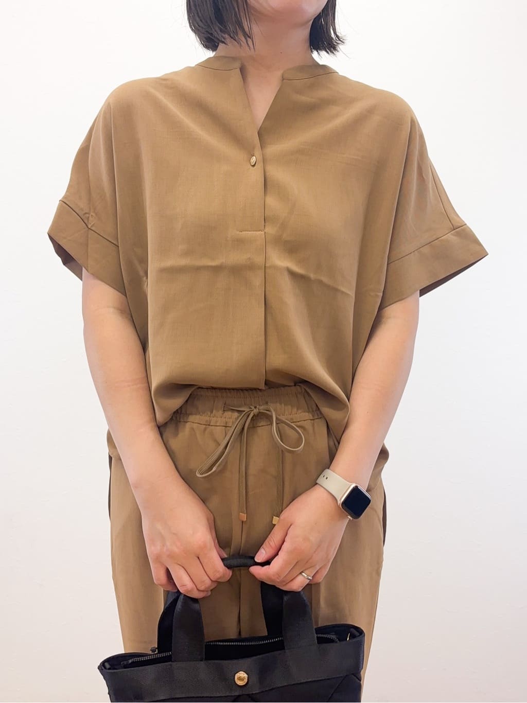 Takeさんの「OPAQUE.CLIP｜《5色展開／SS-LLサイズ》スキッパー金ボタンブラウス／セットアップ対応【防シワ／ストレッチ／洗濯」を使ったコーディネート