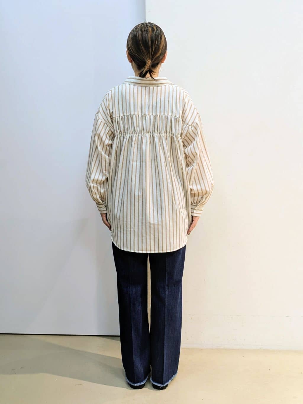 kotoさんの「THE SHOP TK｜【後ろ姿もサマになる】ストライプ バックシャーリングシャツ/体型カバー/洗える」を使ったコーディネート