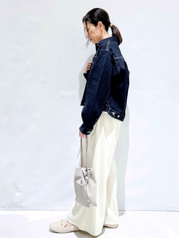 NAOさんの「OPAQUE.CLIP｜メタリック刺繍ロゴTシャツ【接触冷感／洗濯機洗い可】」を使ったコーディネート