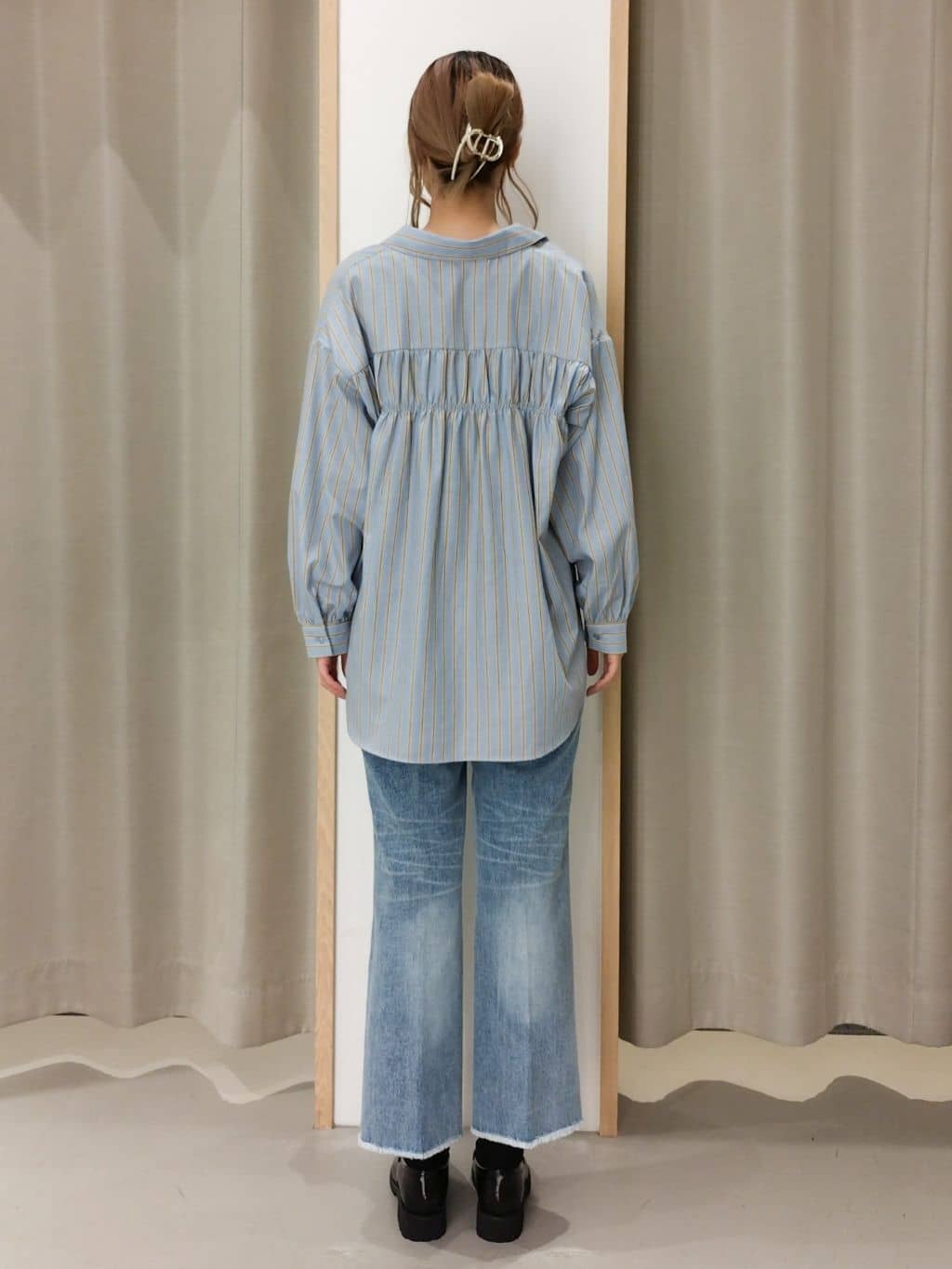ミリさんの「THE SHOP TK｜【後ろ姿もサマになる】ストライプ バックシャーリングシャツ/体型カバー/洗える」を使ったコーディネート