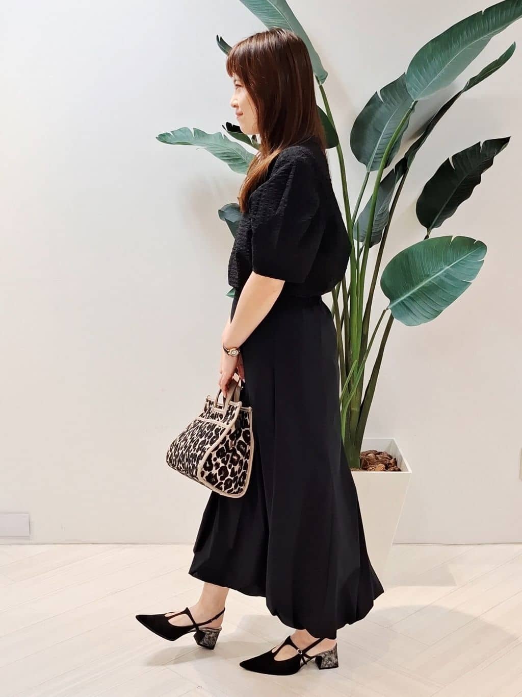 YuKaRiさんの「UNTITLED｜【吸水速乾/ストレッチ/Vネック】フォルムスリーブ ブラウス」を使ったコーディネート