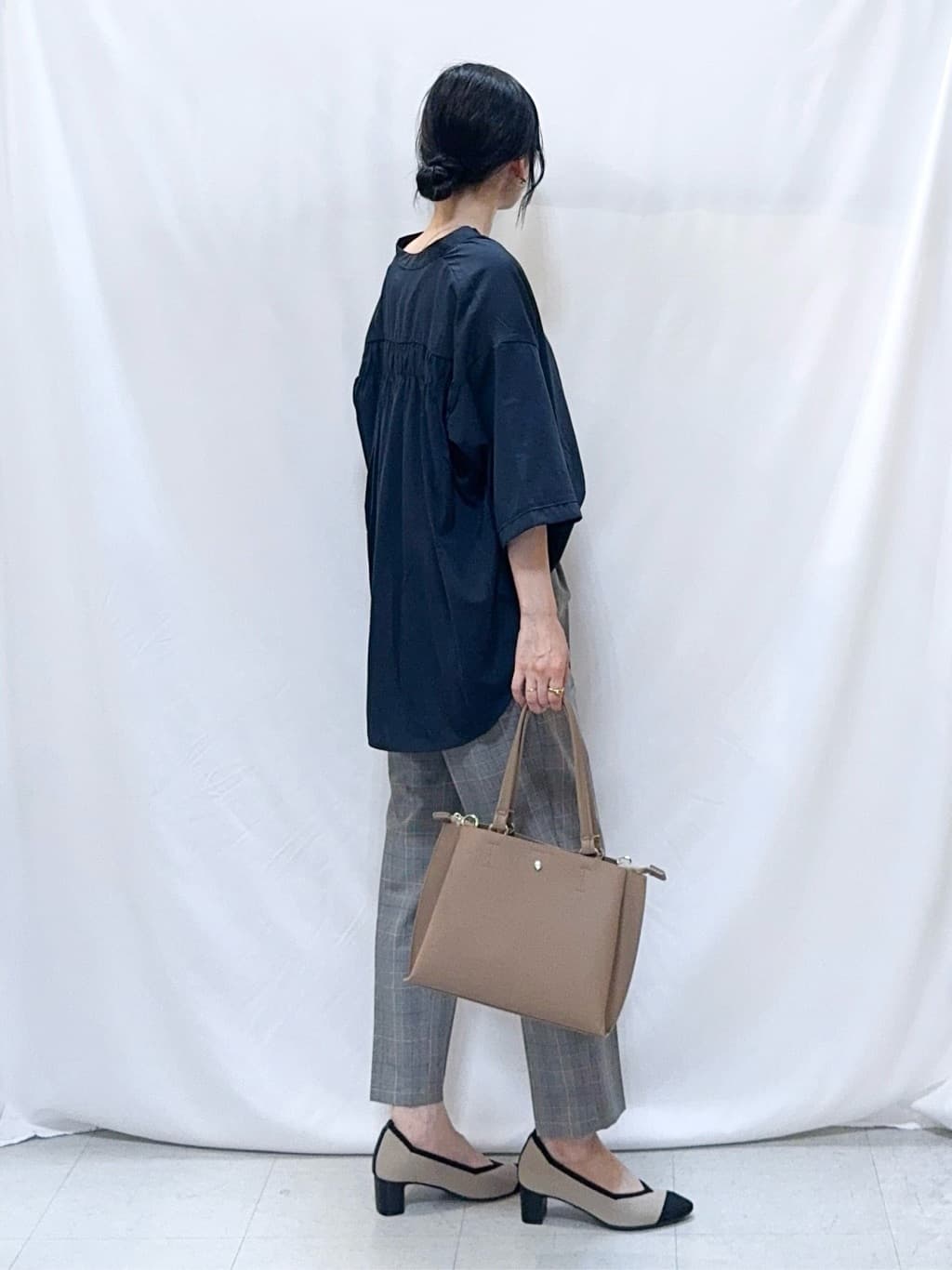 𝐇𝐢𝐫𝐨𝐦𝐢さんの「SHOO･LA･RUE｜【S-LL/洗濯後しわになりにくい】バックギャザーがアクセント スッキパーブラウス」を使ったコーディネート