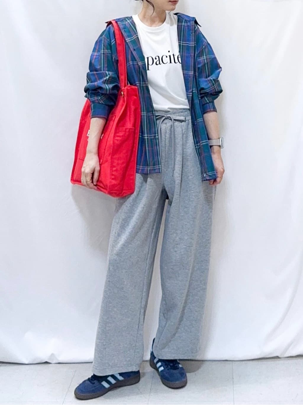 𝐇𝐢𝐫𝐨𝐦𝐢さんの「SHOO･LA･RUE｜【洗濯機可/S-LL】程よい抜け感 大人のチェックシャツ」を使ったコーディネート