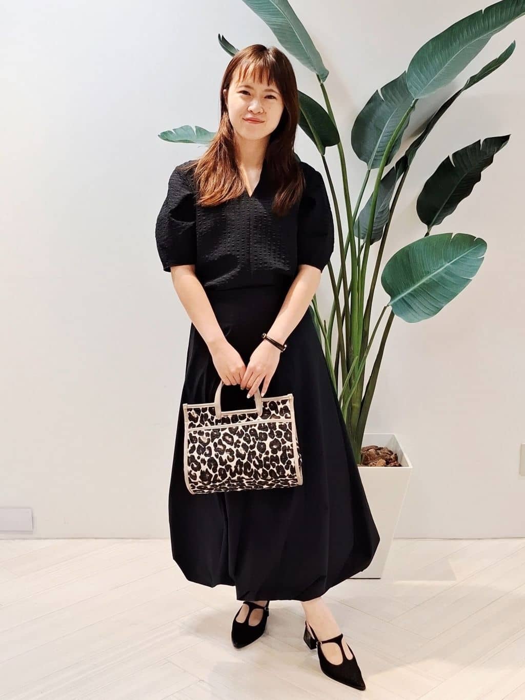 YuKaRiさんの「UNTITLED｜【吸水速乾/ストレッチ/Vネック】フォルムスリーブ ブラウス」を使ったコーディネート