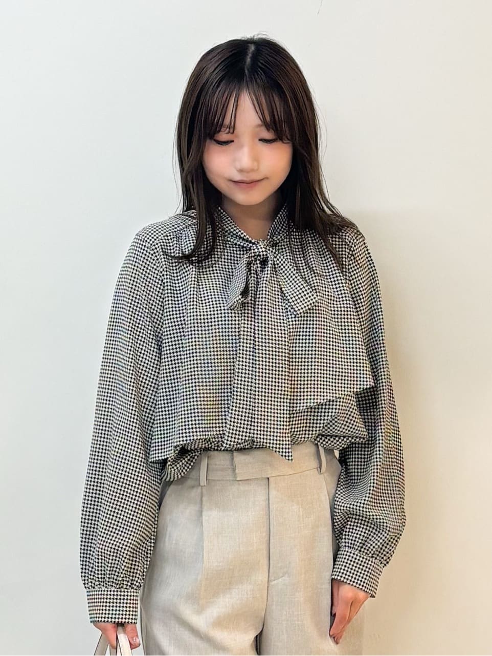 もとさんの「index｜アシンメトリーレイヤードボウタイブラウス【洗濯機OK／イージーアイロン／防シワ】《XS～3L》」を使ったコーディネート