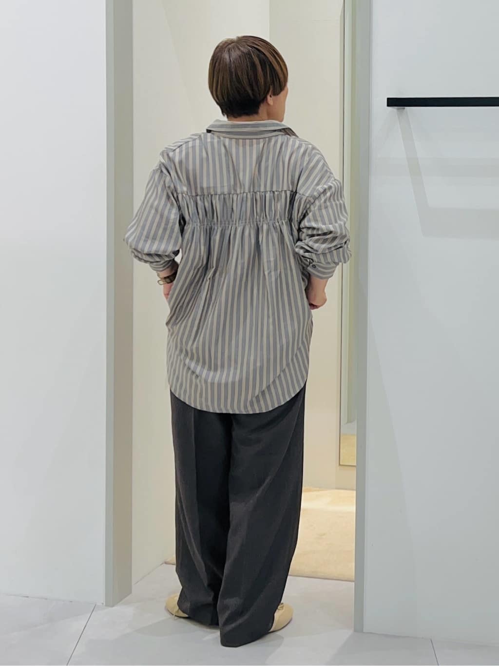 タナさんの「THE SHOP TK｜【後ろ姿もサマになる】ストライプ バックシャーリングシャツ/体型カバー/洗える」を使ったコーディネート