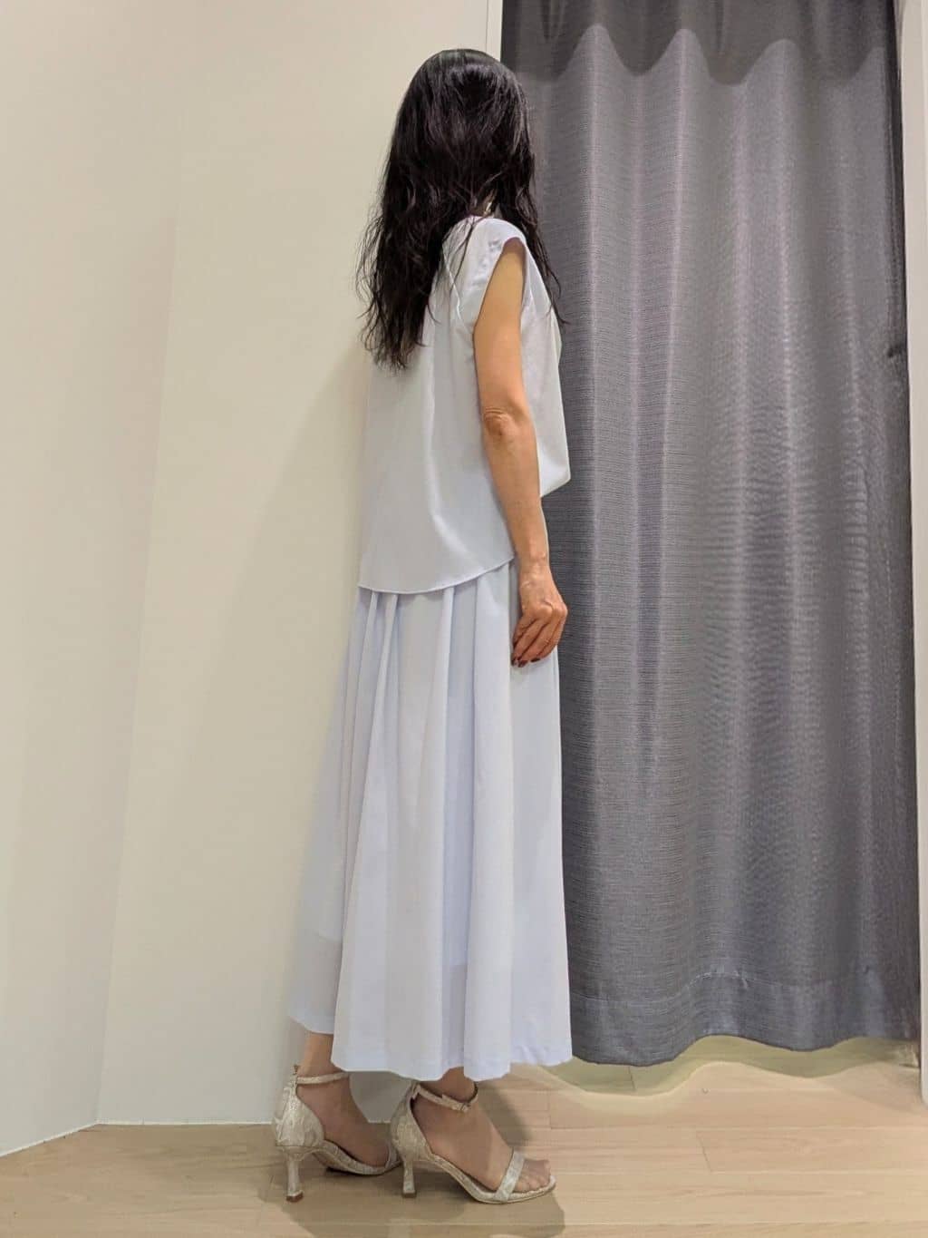 miiさんの「INDIVI｜【クールエアー素材／UVケア／セットアップ可能】エアリーフレアパンツ」を使ったコーディネート