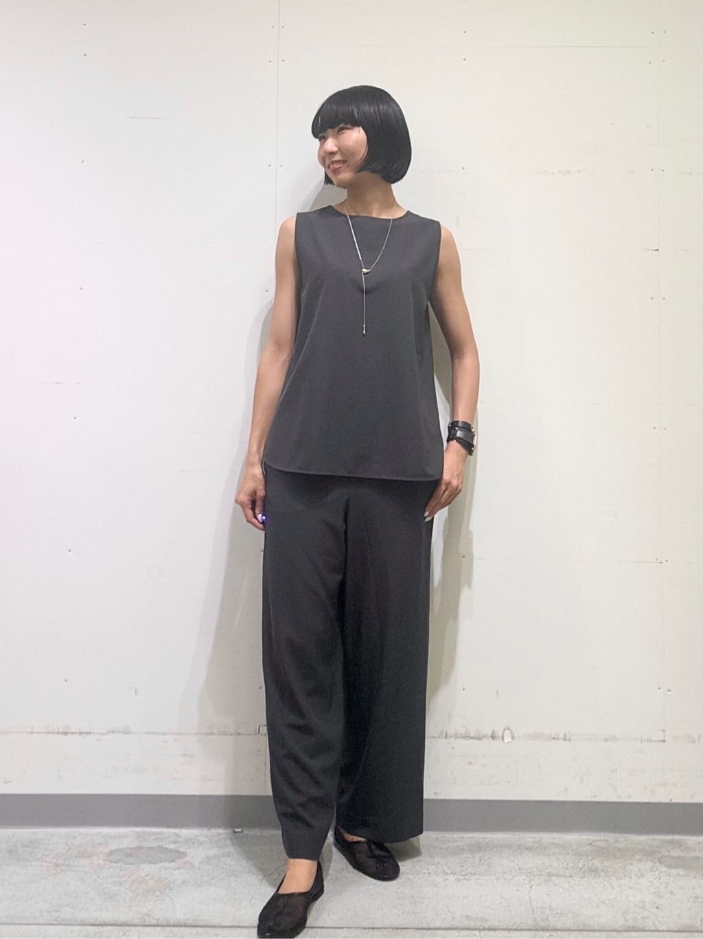 naoさんの「INDIVI｜【クールエアー素材／UVケア／セットアップ可能】エアリーフレアパンツ」を使ったコーディネート