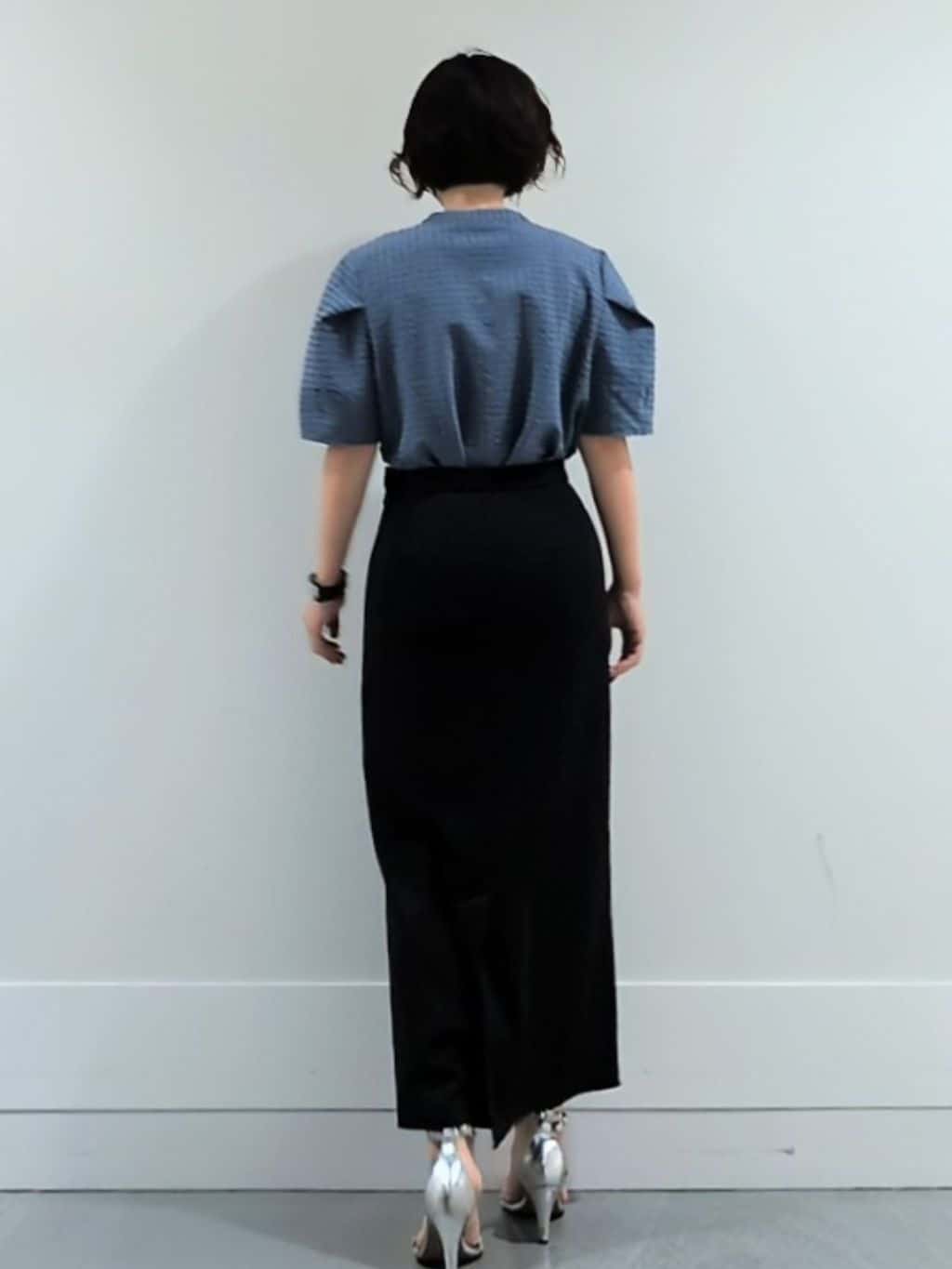 ミズタさんの「UNTITLED｜【吸水速乾/ストレッチ/Vネック】フォルムスリーブ ブラウス」を使ったコーディネート