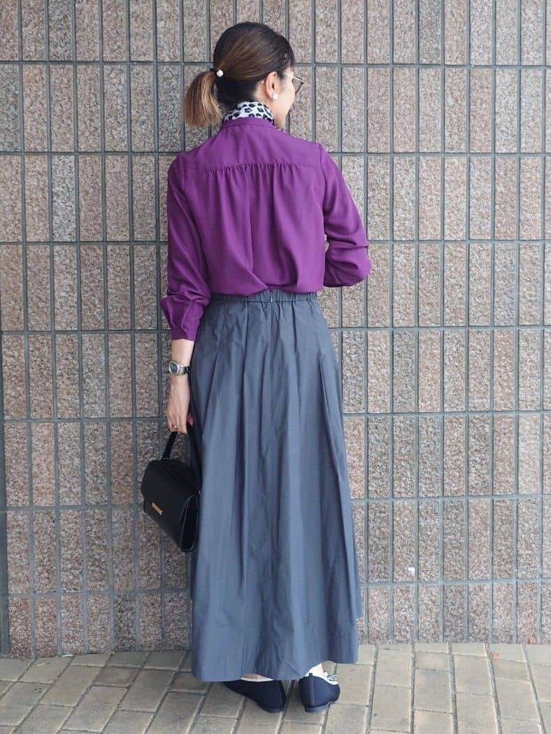 MUTSUKOさんの「UNTITLED｜【1枚で着映え/オンオフ着回し】フリルサテンブラウス」を使ったコーディネート